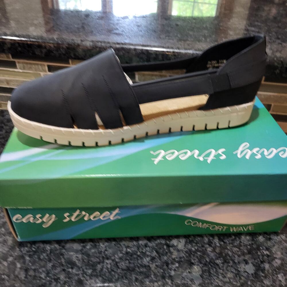 easy street Black and Cream Casual Slide Sandal